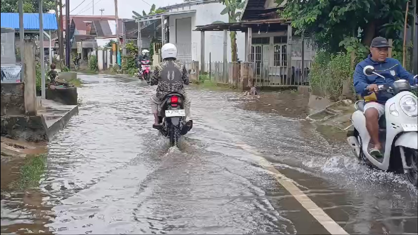 Sungai Martapura meluap hingga ke jalan