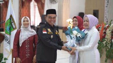 Zairullah Serahkan Buket Bunga Kepada 3 Perempuan Inspiratif