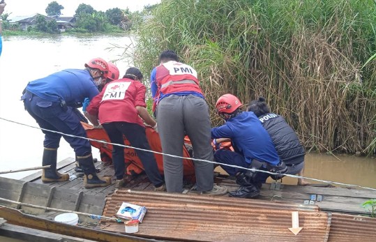 proses evakuasi jasad di Lok Buntar