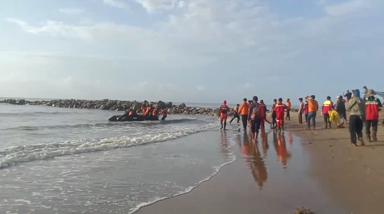 proses pencarian korban tenggelam di Pantai Jorong