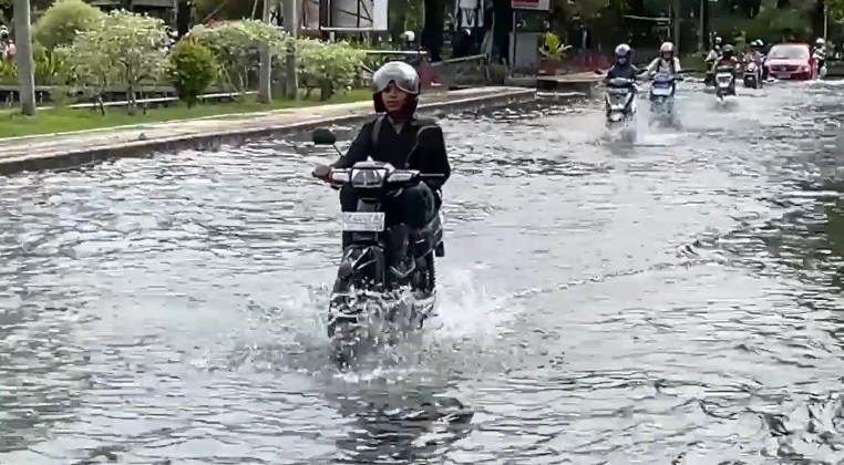 suasana air pasang atau banjir rob di ULM