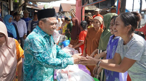 wakil wali kota Banjarmasin, Arifin Noor, saat memberikan bantuan kepada korban kebakaran