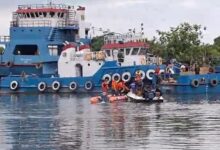 Sejumlah relawan bersama petugas Basarnas, BPBD, serta Satpolairud Polresta Banjarmasin langsung melakukan pencarian