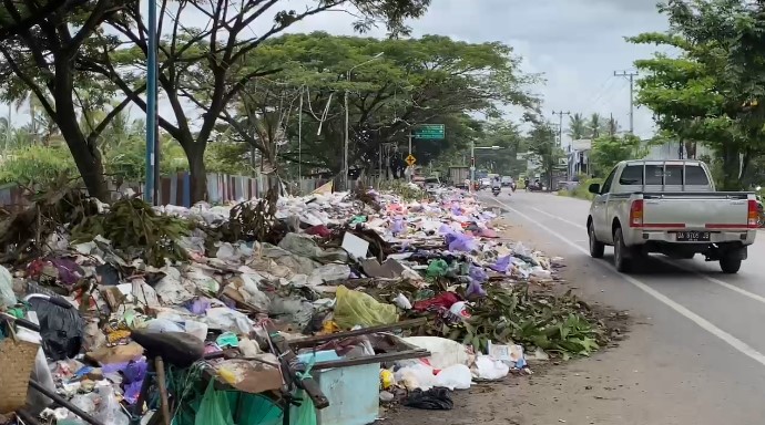 TPS liar di kawasan Lingkar Dalam Selatan terlihat masih ada gunungan sampah