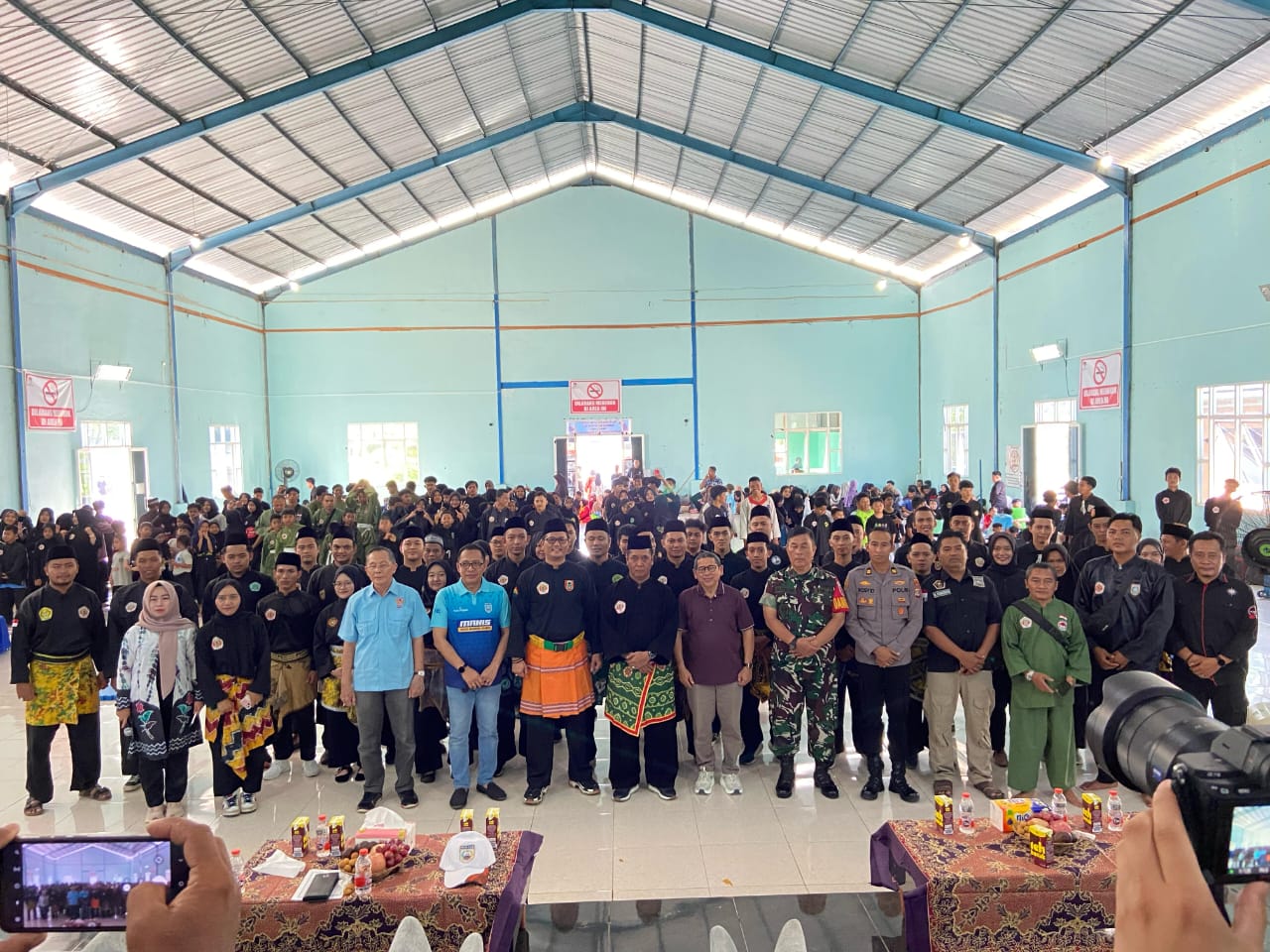 Pengurus IPSI Kab Banjar periode 2024-2028 berfoto bersama peserta kejuaraan.