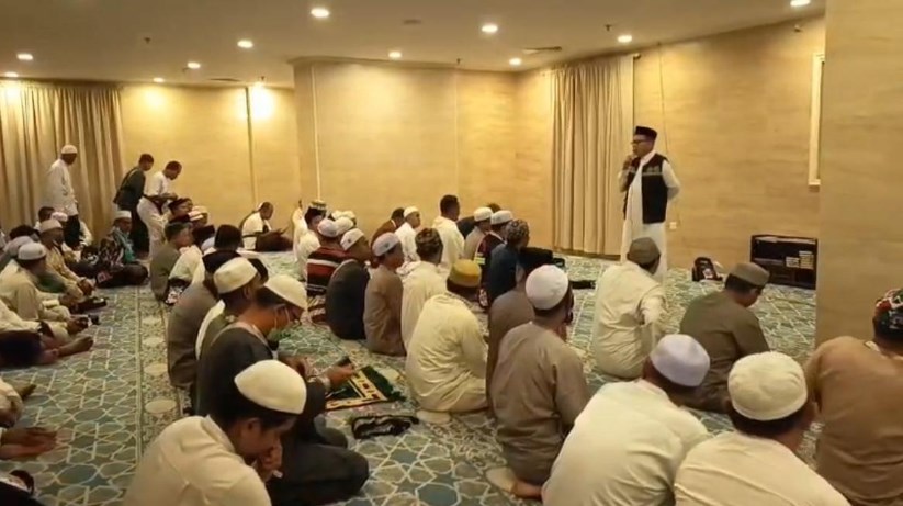 Jemaah Haji Kloter 13 Salat Hajat & Doa Bersama Sebelum ke Arafah