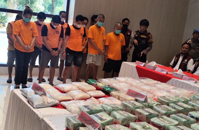 Polda Kalsel Ungkap Penyelundupan 54 Kilo Sabu dan 10 Ribu Ineks