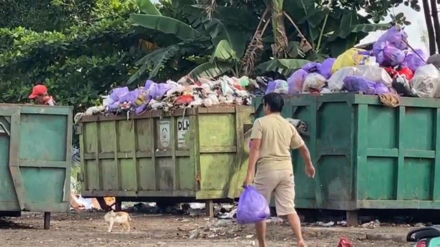 Tangani Luberan Sampah TPS Golf, DLH Banjarbaru Kerahkan Alat Berat