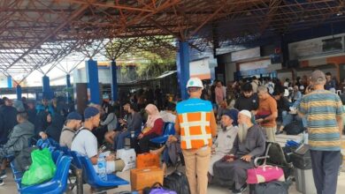 Pemberangkatan Ratusan Penumpang di Pelabuhan Trisakti Ditunda