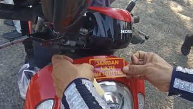 Polres TALA Bagikan Helm dan Stiker Road Safety ke Pengendara