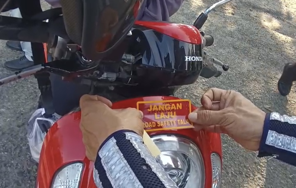 Polres TALA Bagikan Helm dan Stiker Road Safety ke Pengendara