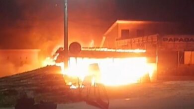 Rumah Yanto dan Warung Arifin Jadi ‘Arang’