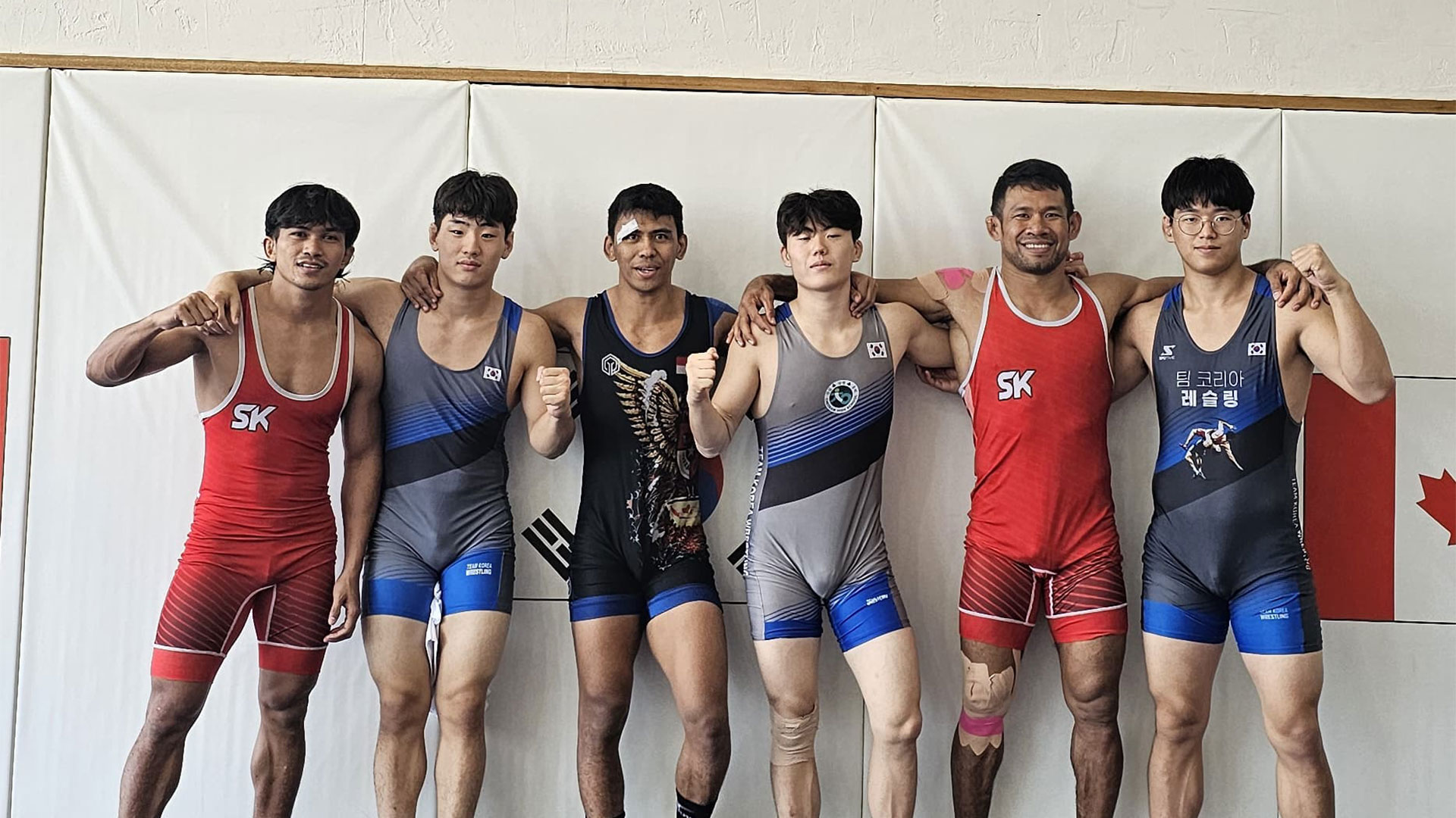 BERFOTO - Pegulat Indonesia asal Kalsel, Fahriansyah (dua dari kanan foto).