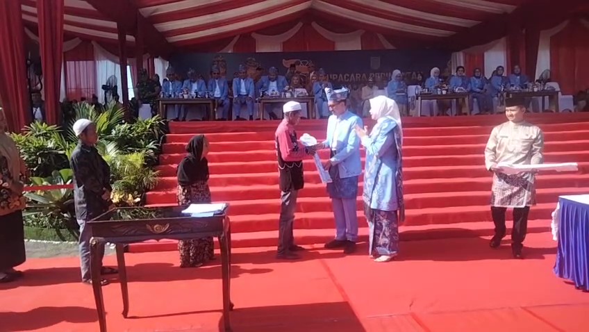 Bupati Banjar Serahkan 115 Bantuan Rumah kepada Warga Tak Mampu