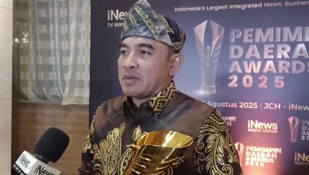 Bupati Rahmat Trianto Terima Anugerah PDA 2025