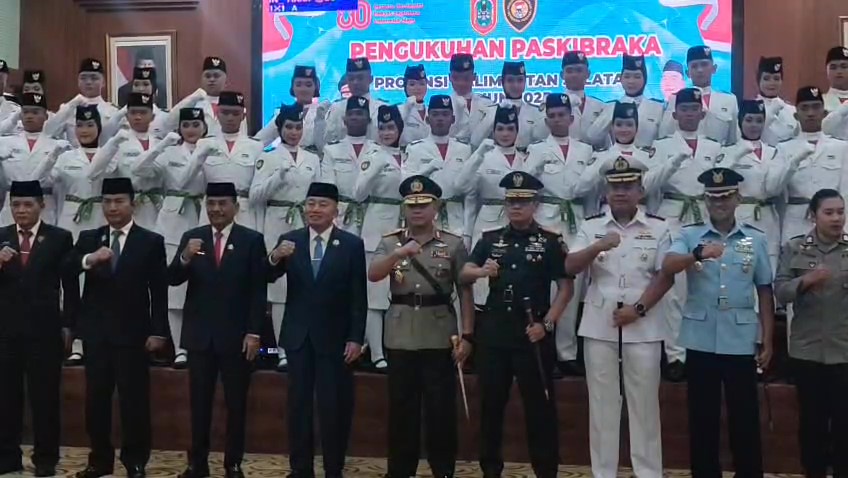 Gubernur Kalsel Kukuhkan 44 Paskibraka Kalsel 2025