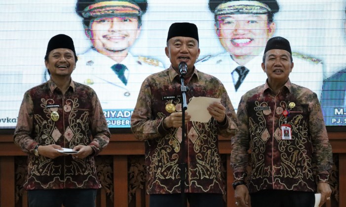 Jadikan Kalimantan Selatan Provinsi Informatif, Gubernur Kalsel H. Muhidin Raih Penghargaan
