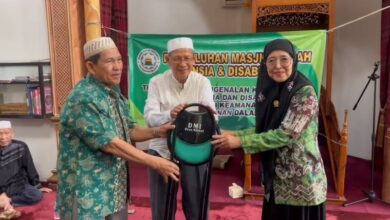Lansia Masjid Assa’adah Dapat Bantuan Kursi untuk Ibadah