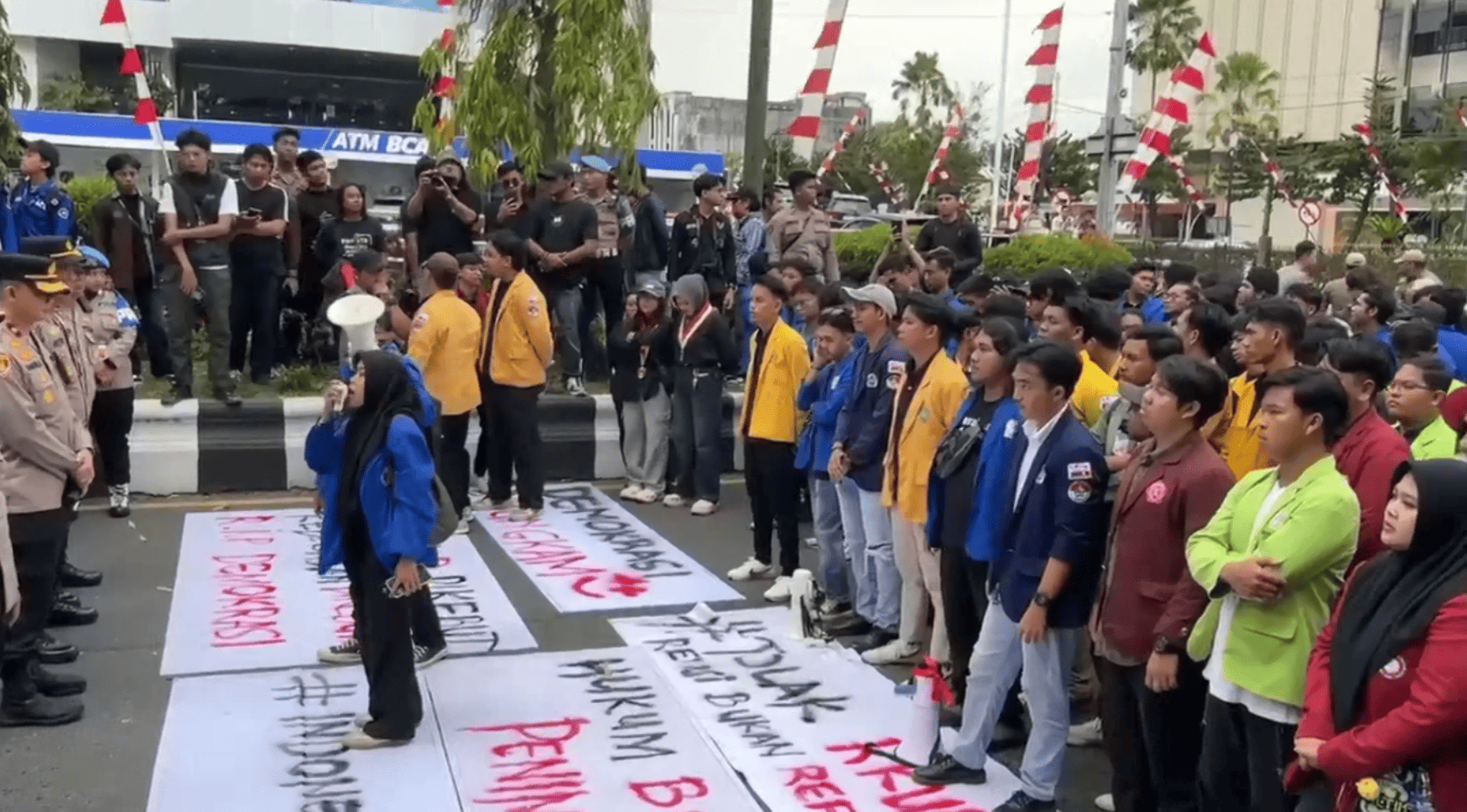 Mahasiswa Datangi Kantor DPRD Kalsel