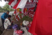 Omset Pedagang Atribut "Merah Putih" Anjlok Tersaingi Penjualan Online