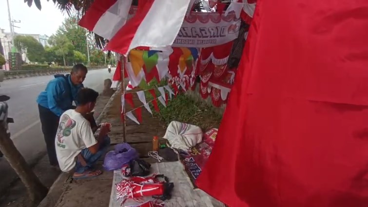 Omset Pedagang Atribut "Merah Putih" Anjlok Tersaingi Penjualan Online