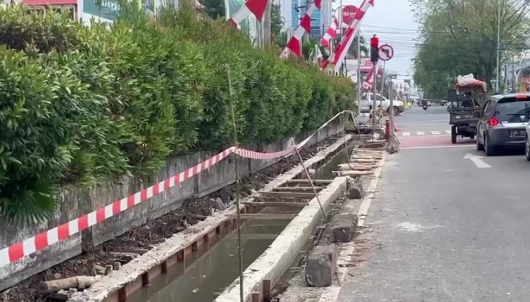 Proyek Trotoar Lambung Mangkurat Tak Miliki Pembatas