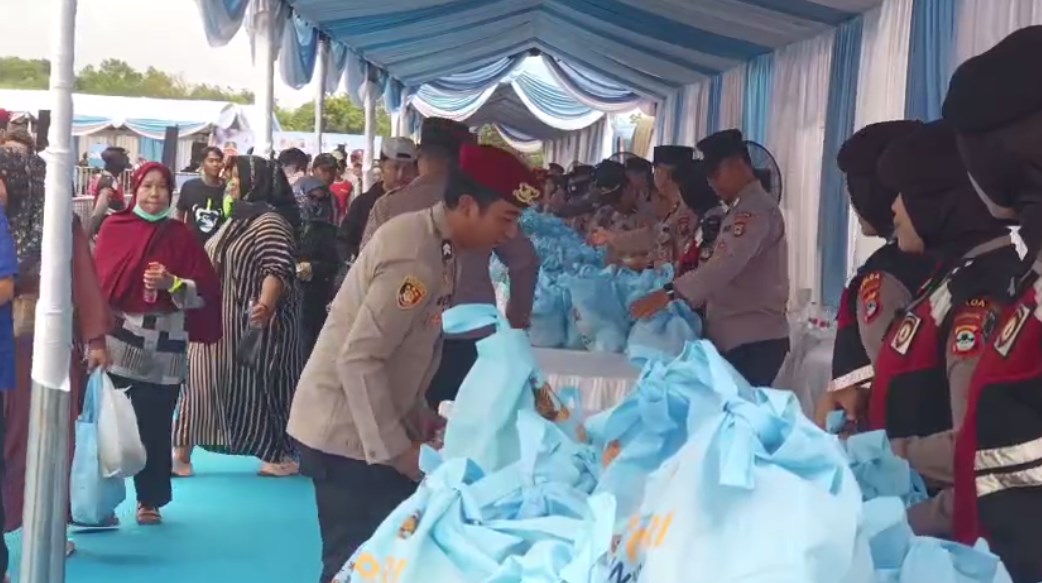 Ribuan Warga ‘Geruduk’ Polda Kalsel Ambil Sembako Gratis
