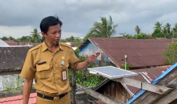 Roy Rakit Pembangkit Listrik Tenaga Surya untuk Rumah Pribadi