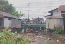 Sampah Sisa Banjir Sumbat Aliran Sungai di Kotabaru