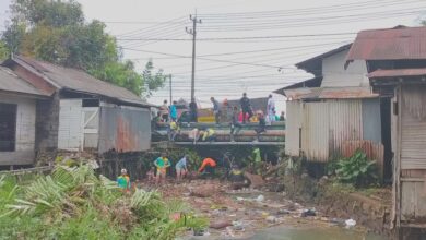Sampah Sisa Banjir Sumbat Aliran Sungai di Kotabaru