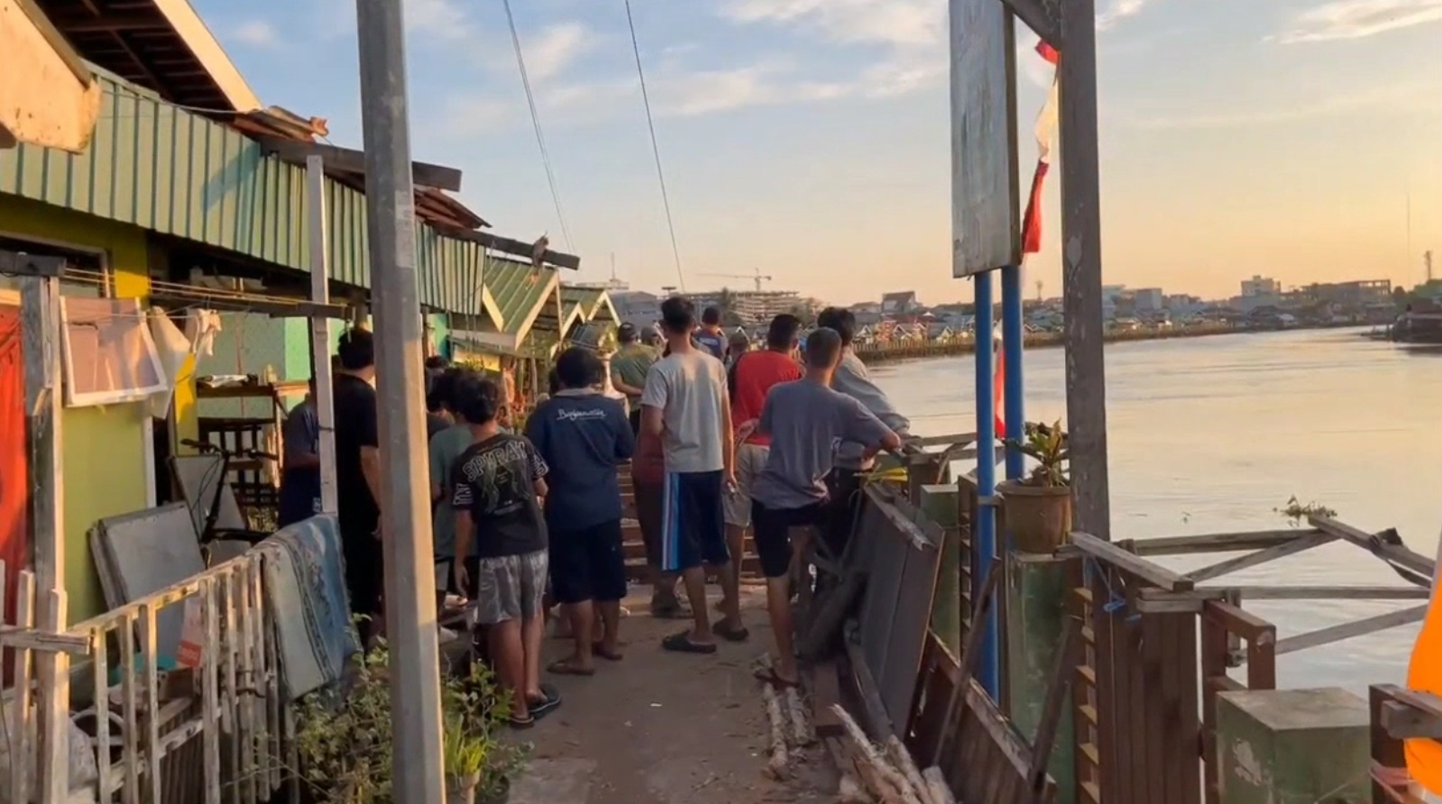 Terisolir akibat Titian Runtuh, Abdullah Pilih Mengungsi