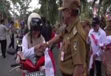 Wabup Tanah Laut dan Forkopimda Bagikan Bendera Merah Putih ke Warga