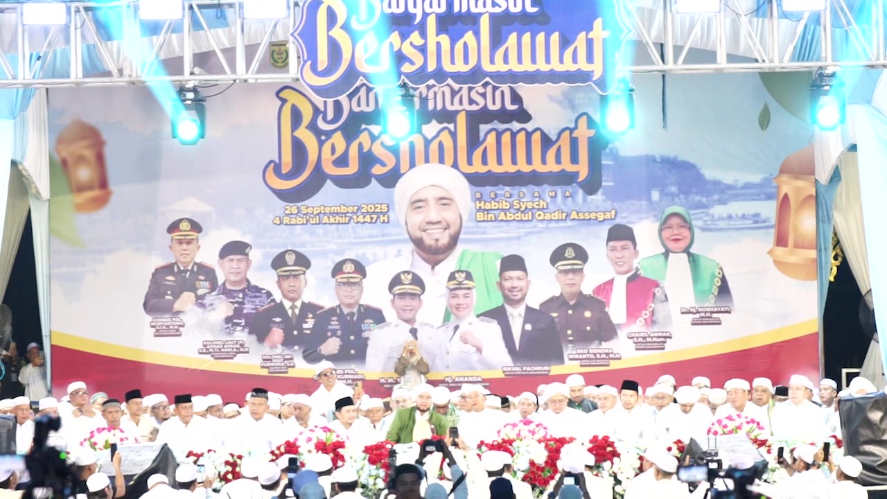 Hujan, Ribuan Jemaah Tetap Padati Sholawat Bersama Habib Syech