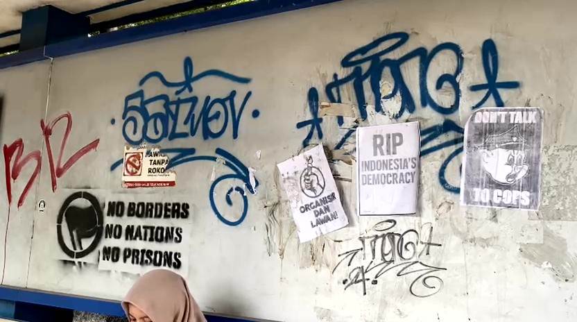 Aksi Vandalisme di Halte Rusak Pemandangan