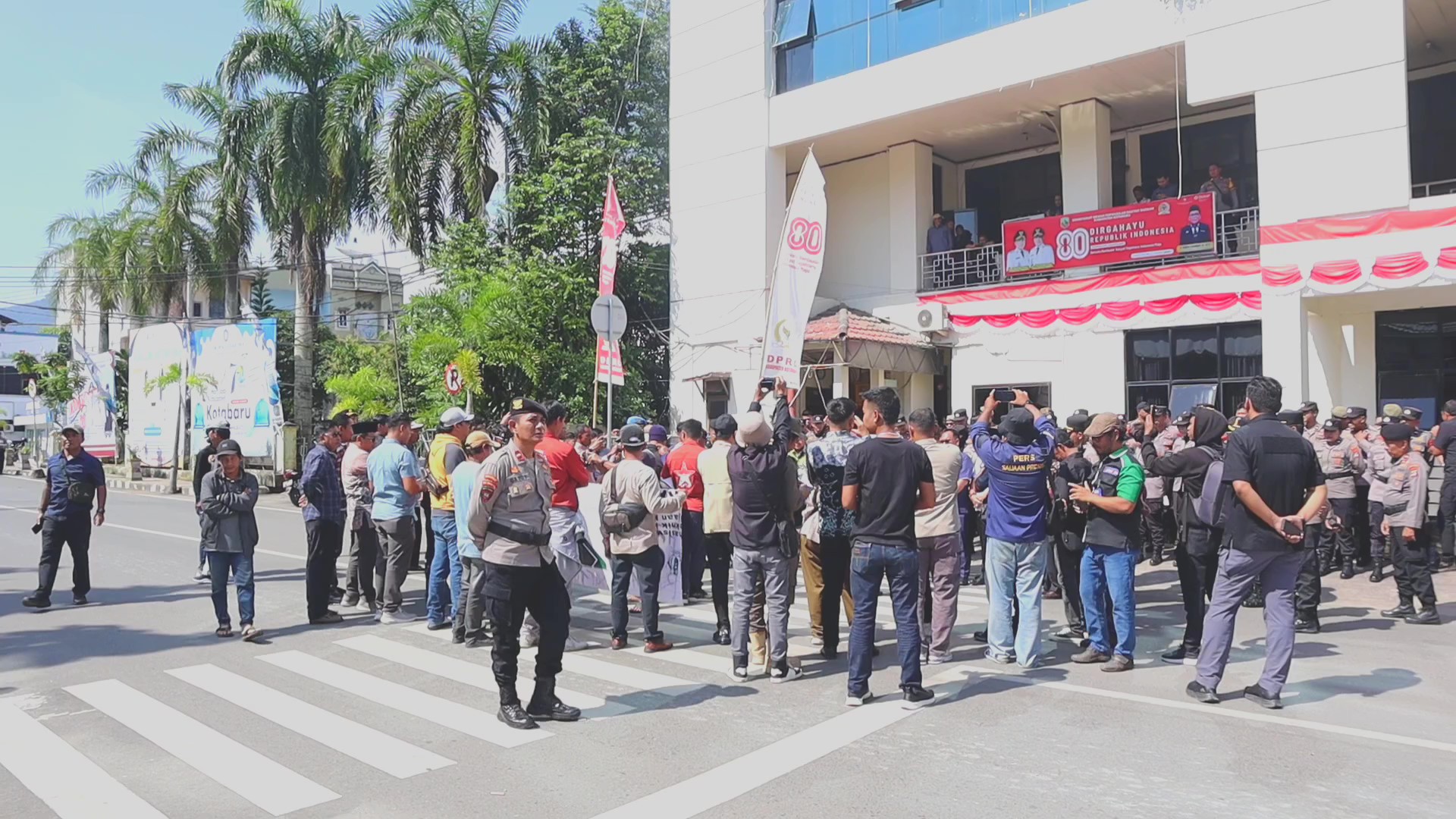 LSM Unjuk Rasa di DPRD Kotabaru