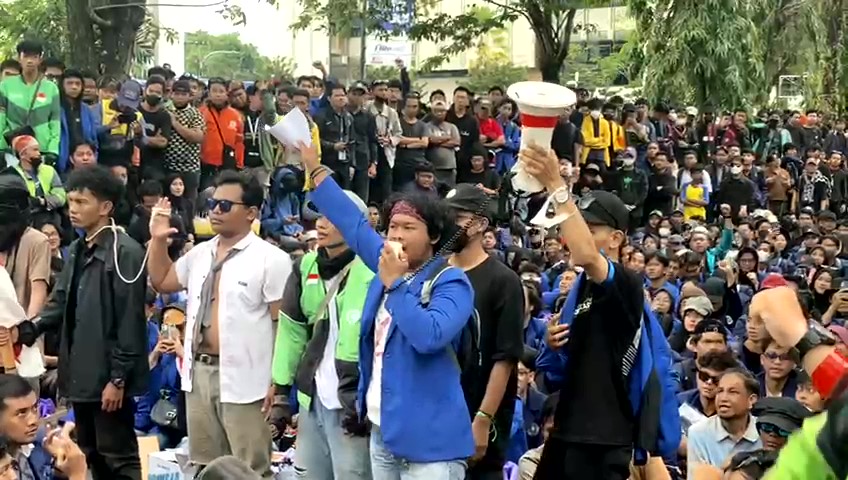 Peserta Bacakan Puisi di Tengah Aksi