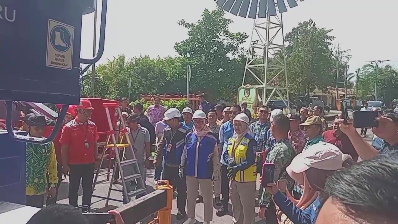 Wali Kota Banjarbaru Tinjau Penataan Kabel Optik Udara