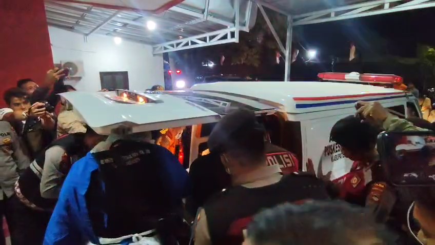 8 Jenazah Korban Kecelakaan Helikopter Dievakuasi ke RS Bhayangkara