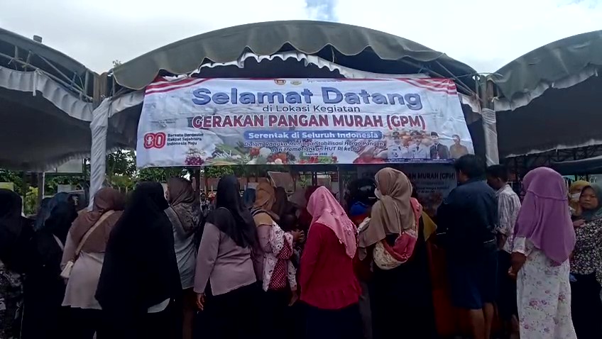 Warga ‘Serbu’ Pasar Murah GPM di Kantor Kecamatan Landasan Ulin