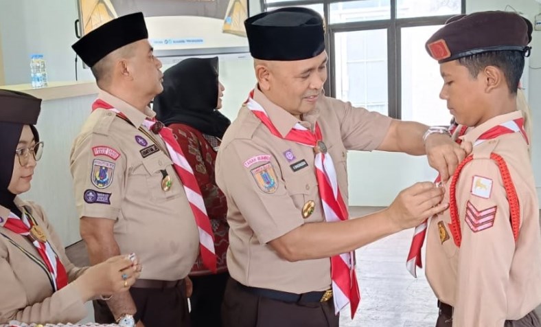 https://mc.tanahbumbukab.go.id/wabup-h-bahsanuddin-sematkan-tiska-kepada-kontingen-pramuka-tanah-bumbu/