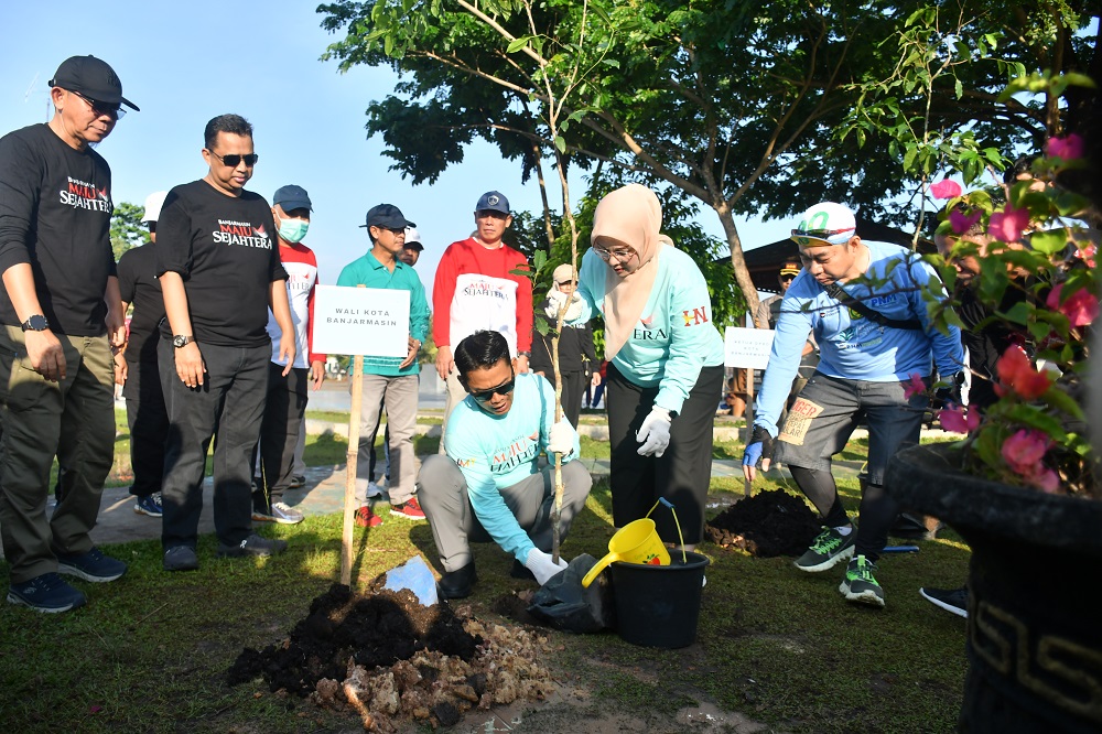 Wali Kota Lakukan Penghijauan di Taman Teluk Kelayan