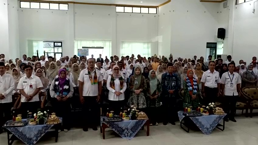 Walikota Banjarbaru Bagikan Paket Peralatan Sekolah Bagi Pelajar