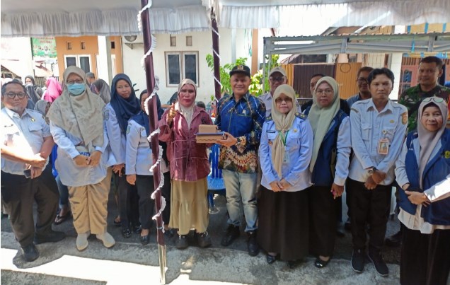 Feri Hidayat beserta warga