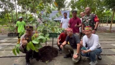 Rocky Gerung Ikut Tanam Pohon Ulin di Arboretum Ayu Tirta