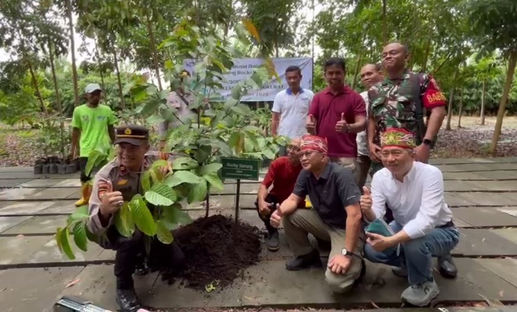 Rocky Gerung Ikut Tanam Pohon Ulin di Arboretum Ayu Tirta