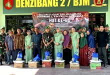 Denzibang 2/VI Banjarmasin Bagikan Beras ke Warga