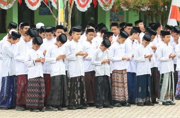 https://mc.tanahbumbukab.go.id/peringatan-hari-santri-2025-di-tanah-bumbu-berlangsung-khidmat/