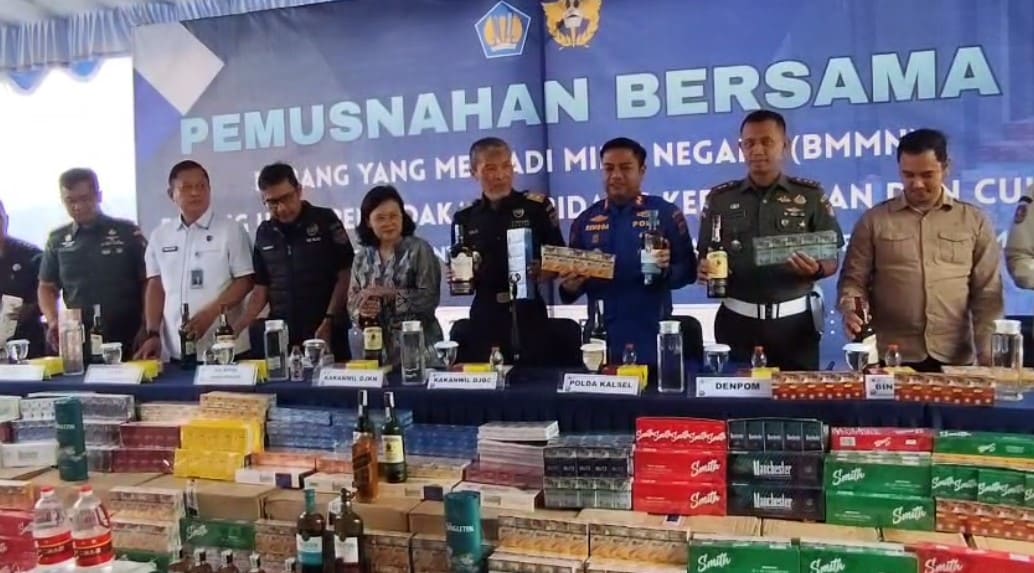 Bea cukai kalsel musnahkan roko ilegal