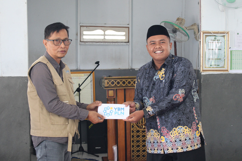 Pln kalselteng beri santunan ke pesantren