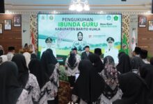 Pengukuhan Hj. Noor Hayati Bahrul Ilmi Sebagai Ibunda Guru PGRI Barito Kuala